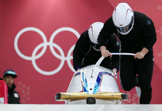 남자 봅슬레이 2인승 국가대표 원윤종-서영우가 17일 오후 강원도 평창동계올림픽 슬라이딩센터에서 훈련하고 있다. 경기는 18∼19일 하루 2차례 총 4차례 주행의 기록을 합산해 최종 순위를 매긴다.